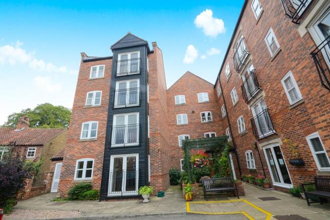 1 bed Retirement Property to rent Image 11