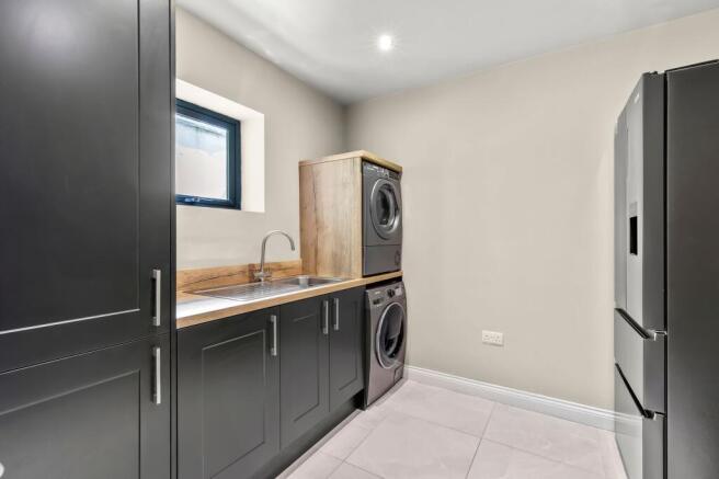 6 bed Detached for sale Image 12