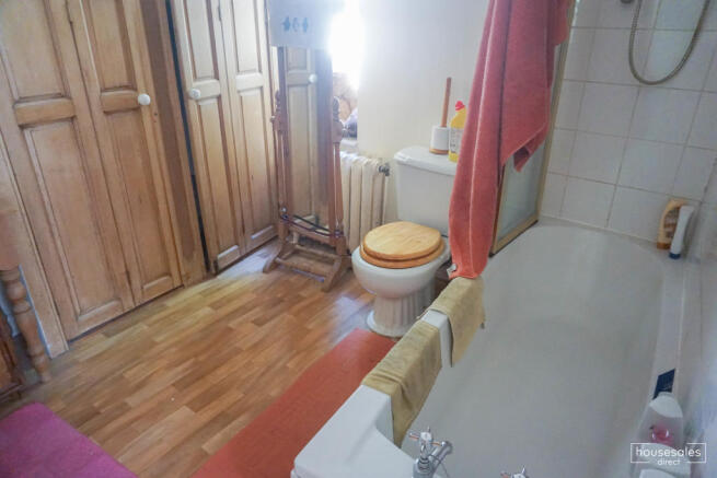 Bathroom_.JPG