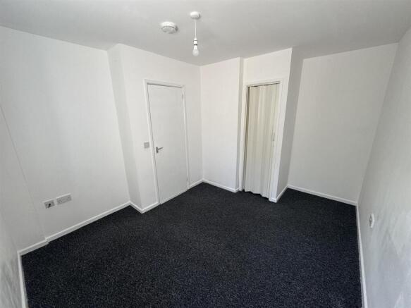 Bedroom (2/2)