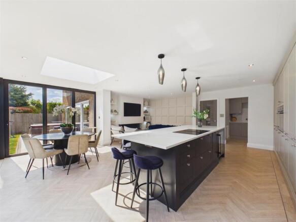 5 bed Detached for sale Image 7