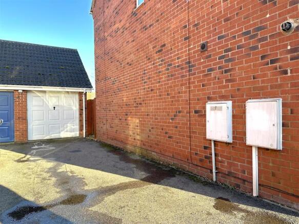 GARAGE & Multi-Car Driveway 511