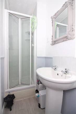 En-Suite to Bedroom 1