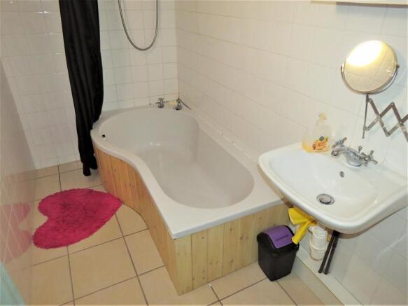 Apartment bathroo...
