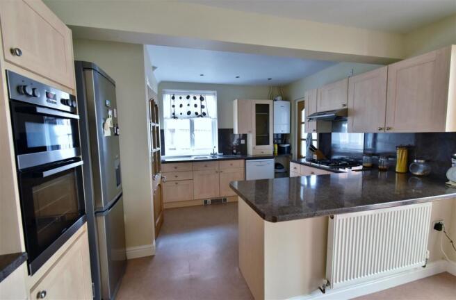 Kitchen/Dining Room: