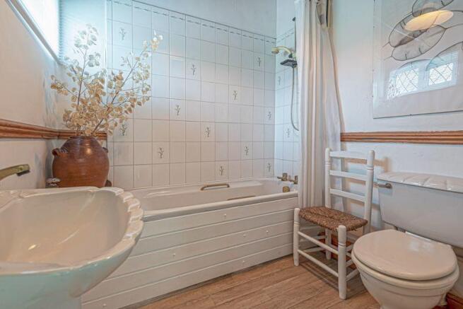 BATHROOM (G FLR)