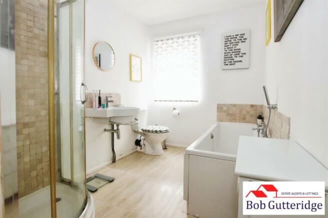 FIRST FLOOR FOUR PIECE FAMILY BATHROOM