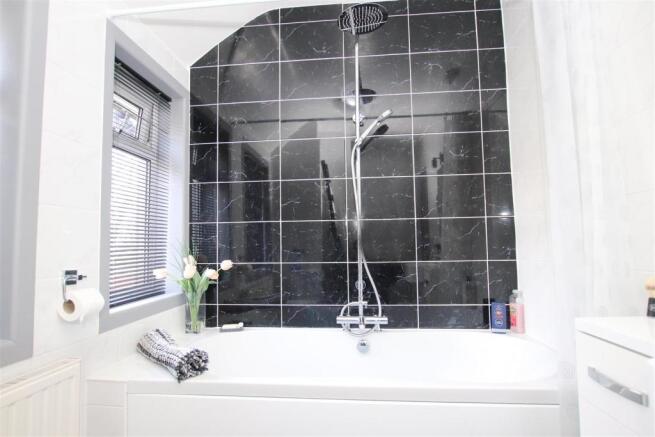 FIRST FLOOR FAMILY BATHROOM