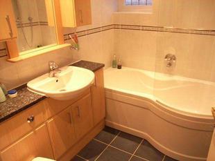 RE-FITTED EN-SUITE BATHROOM