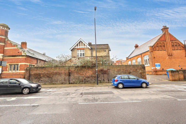 2a Windmill Hill, Enfield EN2 6SA