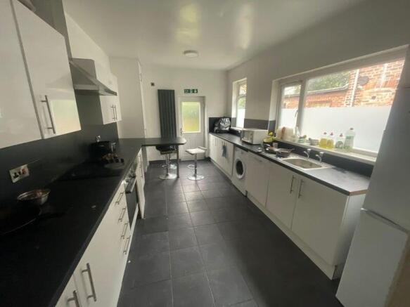 2 bed House Share to rent Image 6