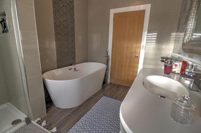 Family Bathroom b