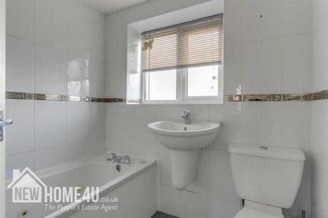 FAMILY BATHROOM: