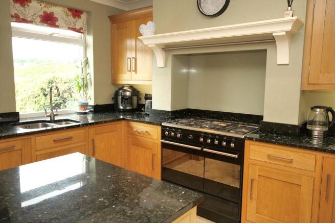4 bed Semi-Detached for sale Image 8