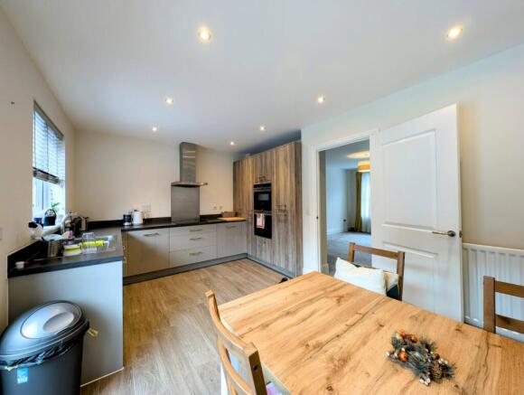 4 bed Terraced to rent Image 4