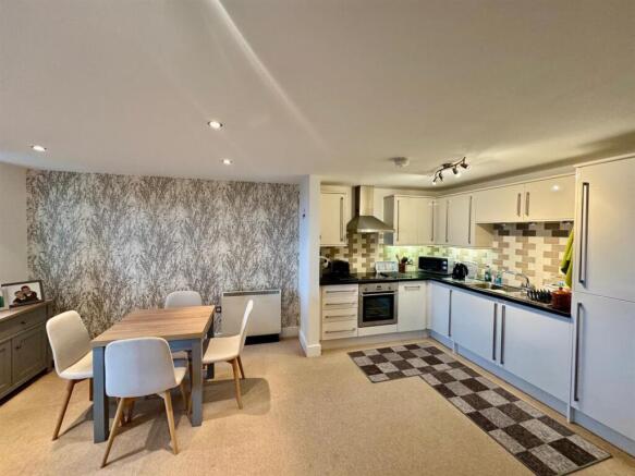 2 bed Flat for sale Image 8