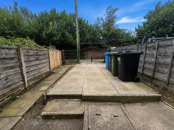 2 bed Terraced to rent Image 12