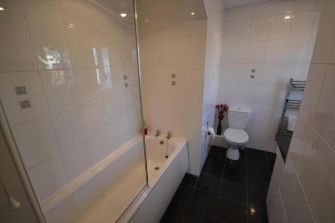 L-SHAPED FAMILY BATHROOM