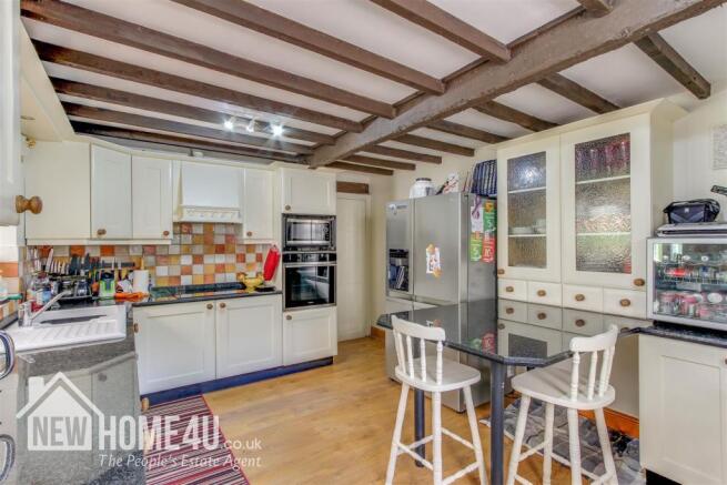 KITCHEN / BREAKFAST: