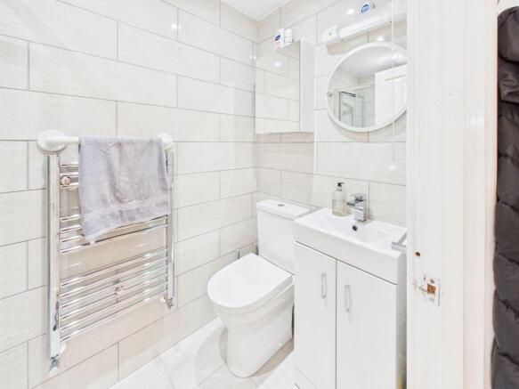 5 bed Detached for sale Image 7