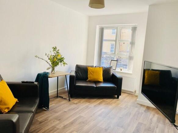 2 bed Apartment to rent Image 4