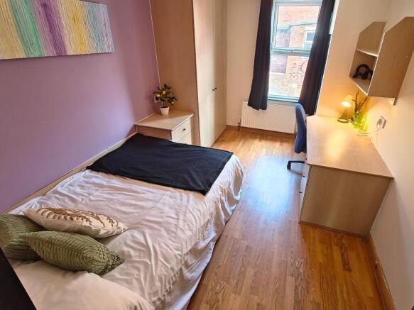 Bright, tidy single bedroom with a comfortable ...