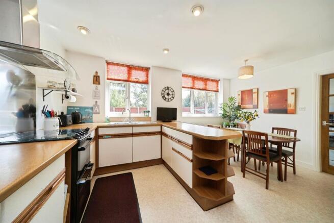 4 bed Detached Bungalow for sale Image 11