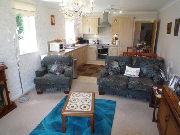 Lounge Come kitchen
