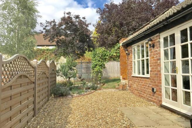 SIDE/REAR GARDEN