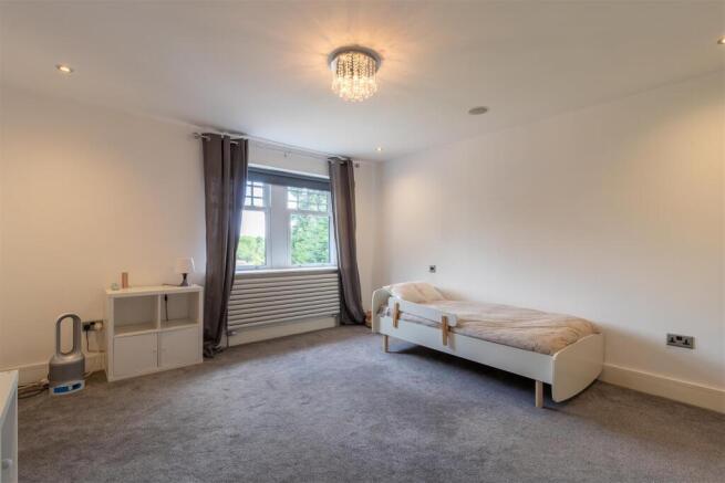 7 bed House to rent Image 12