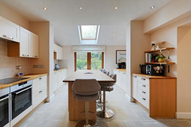 4 bed Detached for sale Image 9