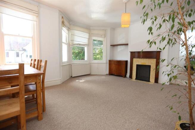 16a Glendale Rd lounge.jpg