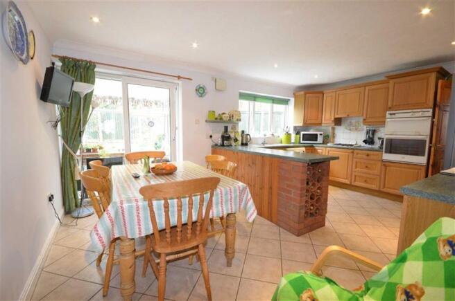 KITCHEN / BREAKFAST 