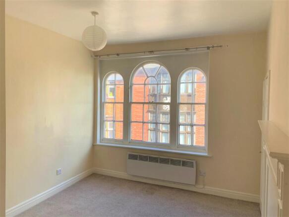 2 bed Apartment to rent Image 4