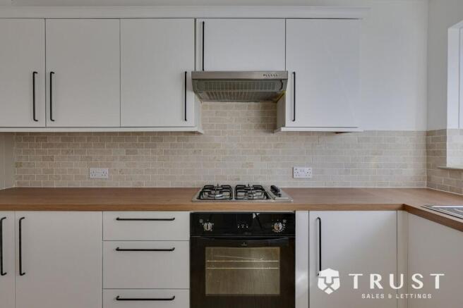 4 bed Semi-Detached to rent Image 6