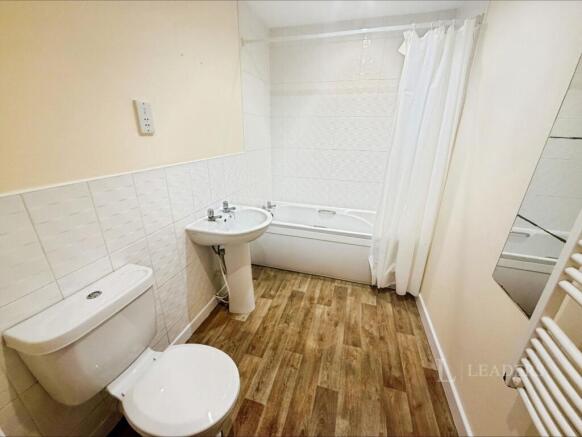 2 bed Flat to rent Image 12