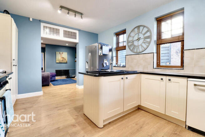 5 bed Detached for sale Image 9