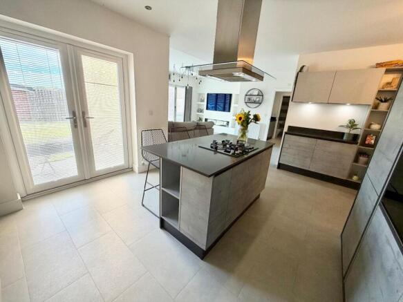 5 bed Detached for sale Image 9
