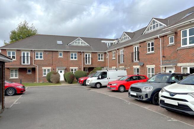 2-bed flat on Nutbeem Road, Eastleigh, SO50, £220,000