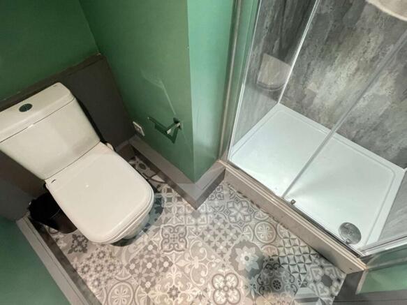 12 - Rm2 Ensuite.jpeg