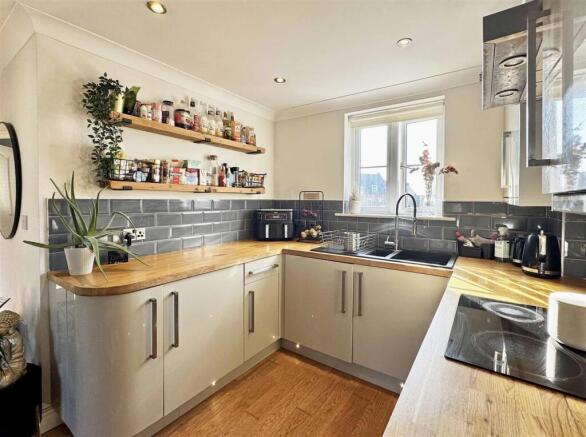 Kitchen b.jpg