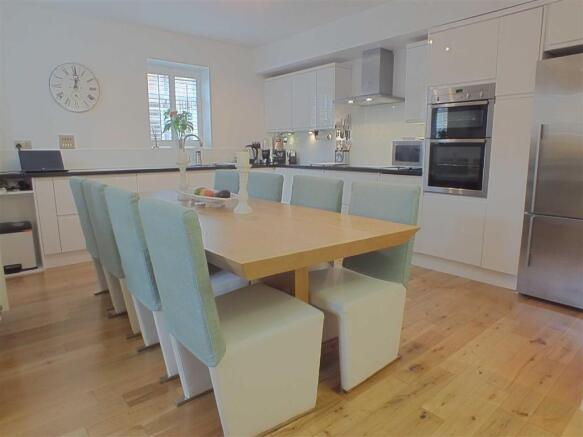 KITCHEN/DINING ROOM