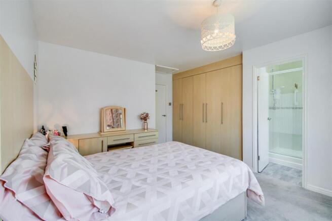 4 bed Detached for sale Image 8