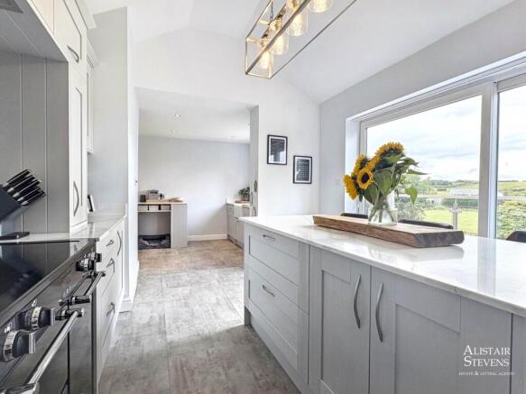 4 bed Semi-Detached for sale Image 9