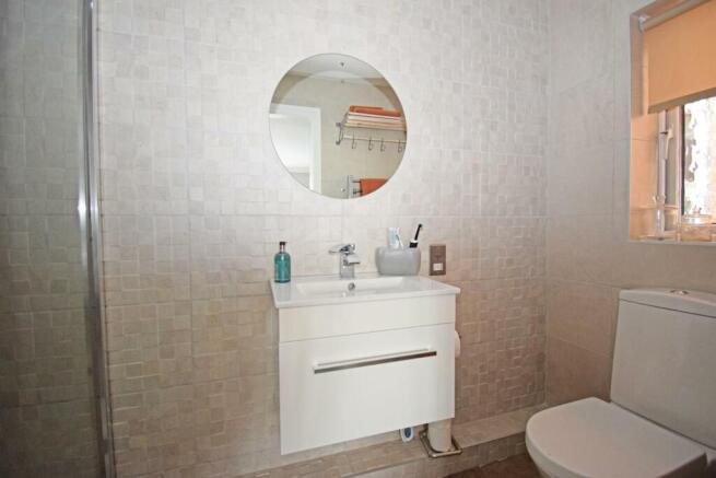 32 Pear Tree Way, bed 1 en suite c.jpg