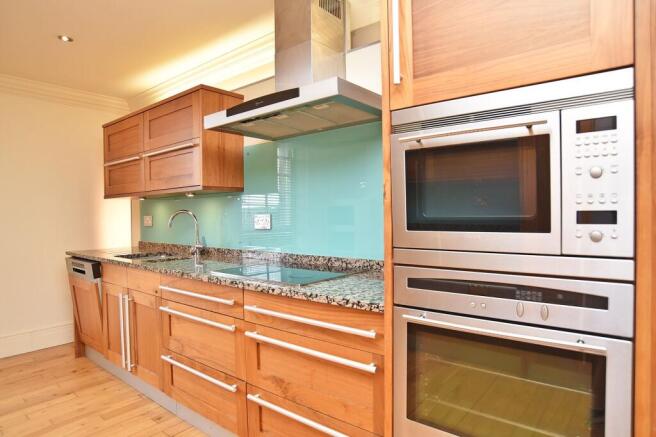 3 bed Flat to rent Image 7