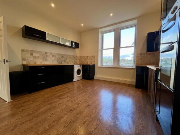 2 bed Apartment to rent Image 4