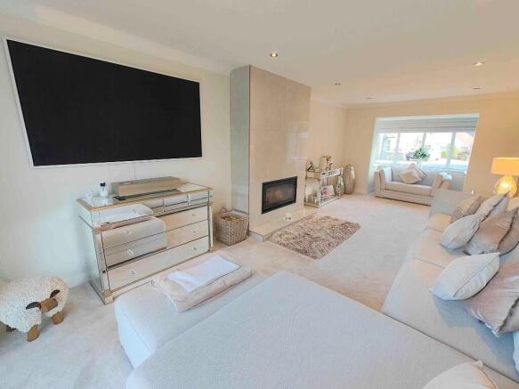 5 bed Detached for sale Image 9