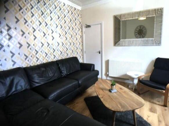 4 bed House to rent Image 12