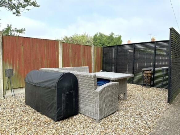 Secluded Seating Area 927